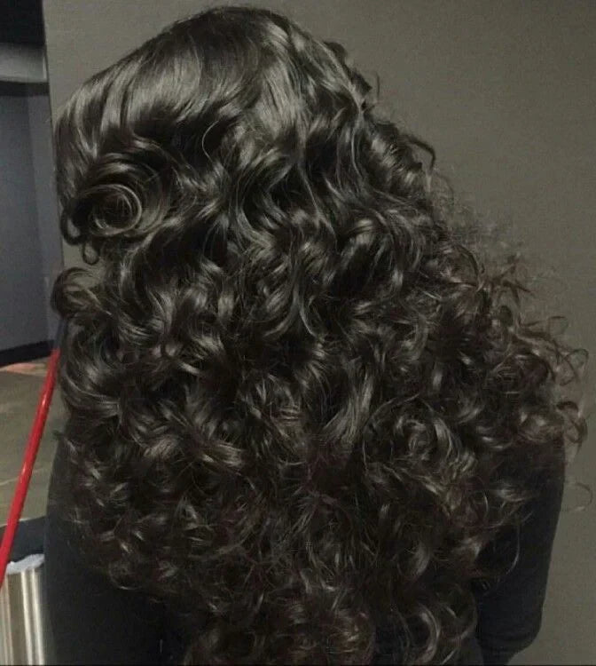 femme de dos avec les cheveux noirs super brillants et avec de belles ondulations