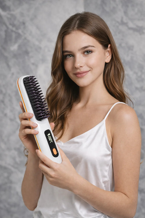 femme qui tient une brosse lissante blanche dans les mains